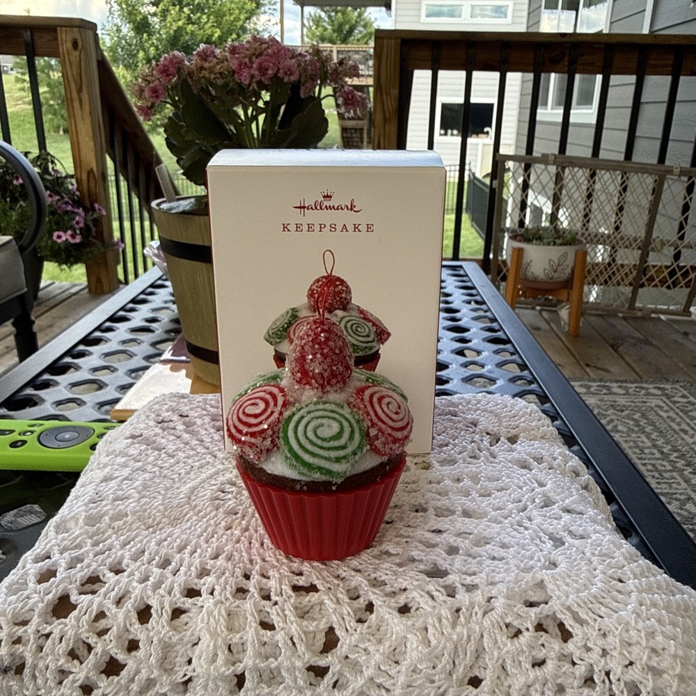 2019 Hallmark Keepsake PINWHEEL SWEETNESS Christmas Cupcake #10 Series Ornament